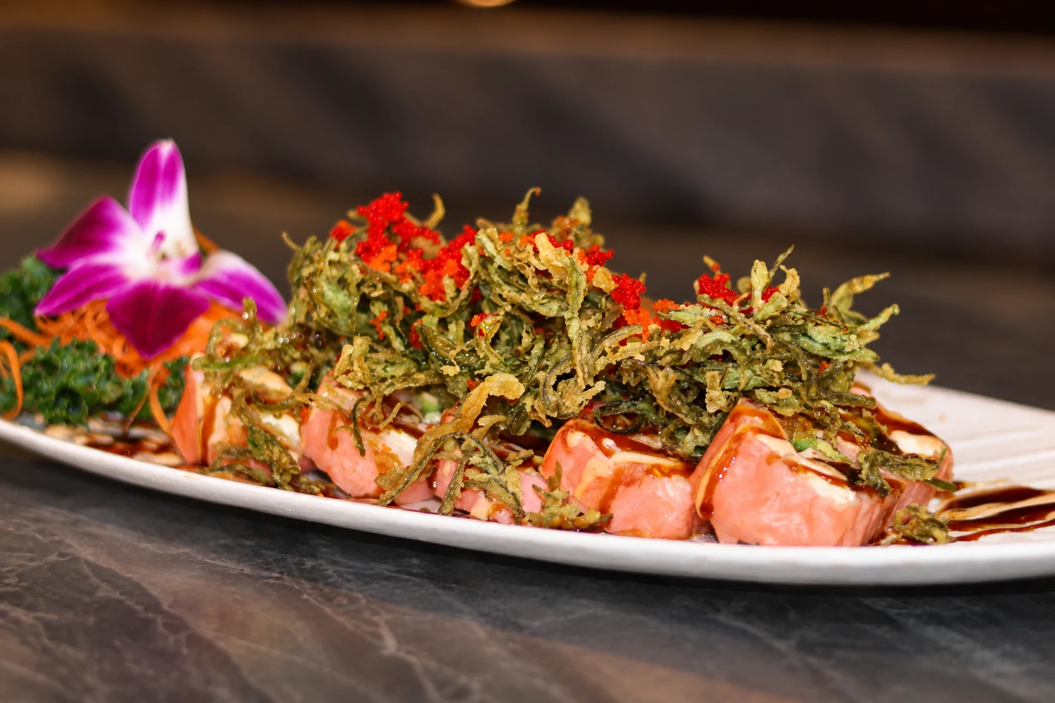 Sushi roll with crispy topping